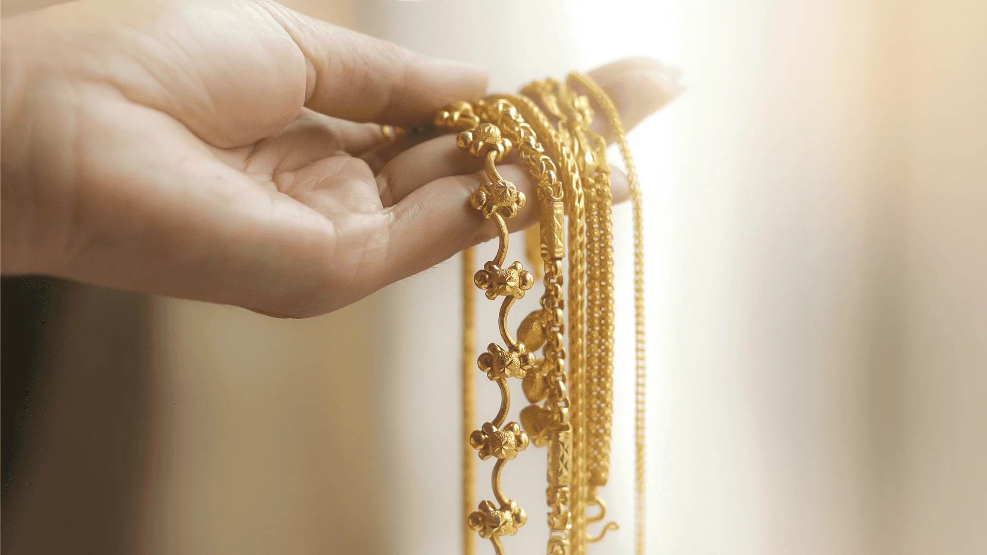 Is it better to pawn or sell gold?