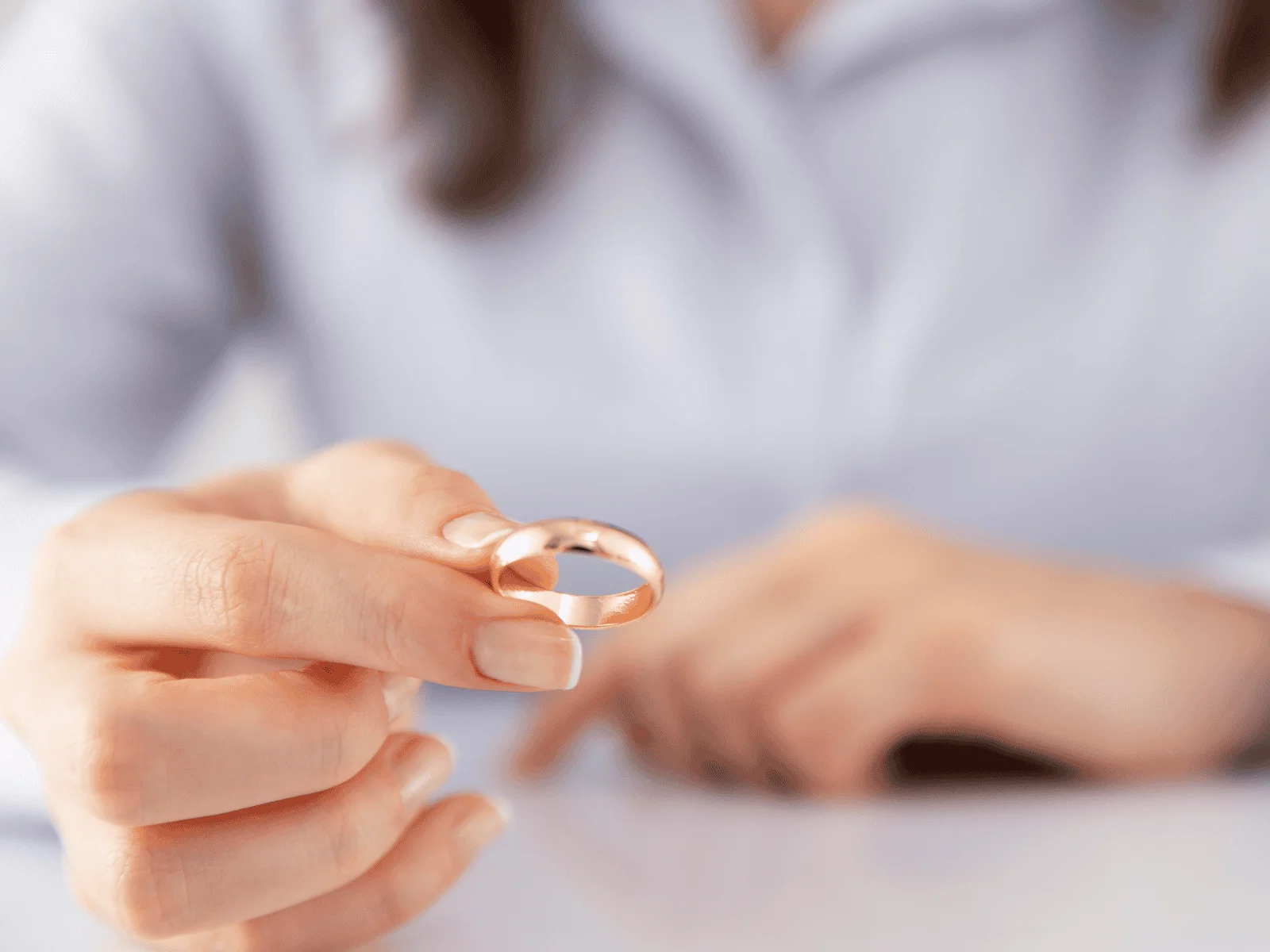 stay neutral before you decide what to do with your wedding ring after divorce