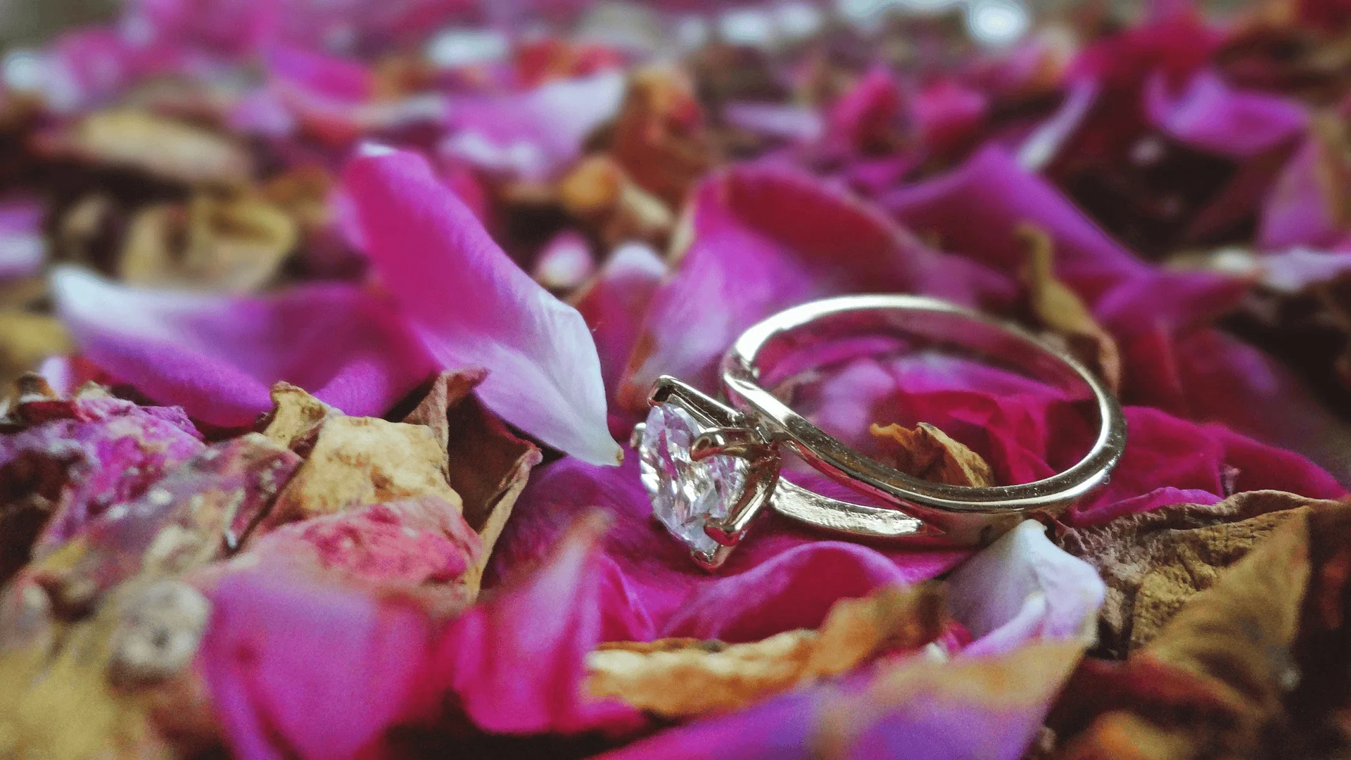 gold ring with diamond
