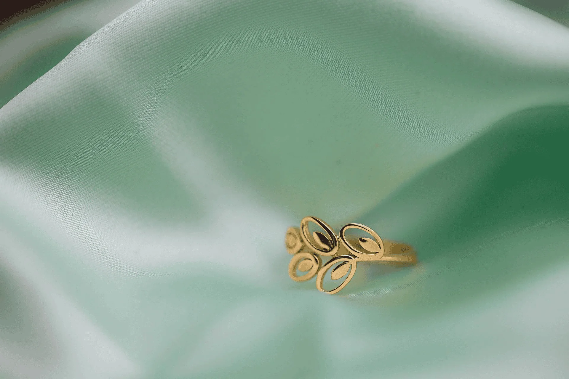 leaf motif gold ring