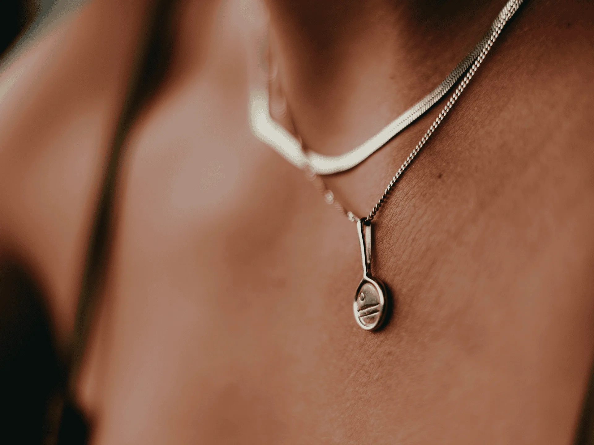 simple pendant necklace