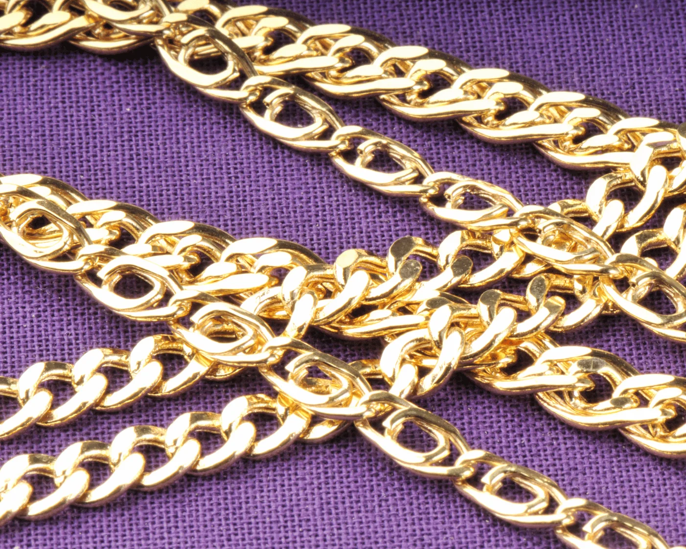 overlapping gold chains